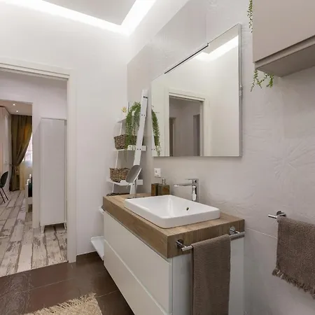 Guesthost - San Donato Fiera House X6 *