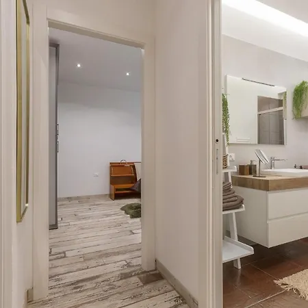 Guesthost - San Donato Fiera House X6 *